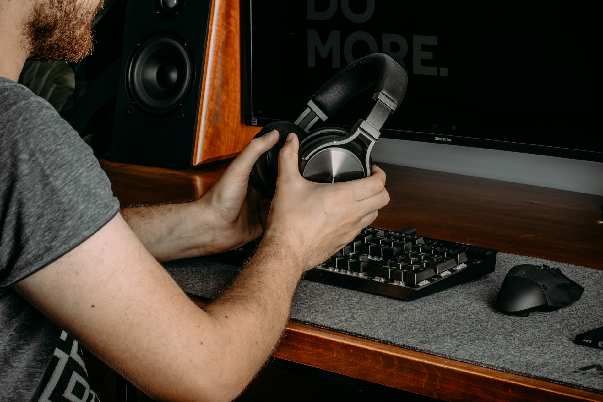 Ambient focus workspace – shaping a desk that steadies attention